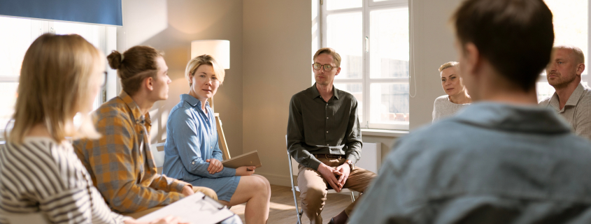 Group discussion in a bright room about what is rapid cycling bipolar disorder​.